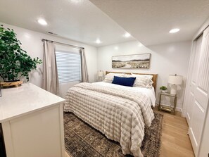 5 Schlafzimmer, Schreibtisch, Bügeleisen/Bügelbrett, Reisekinderbett