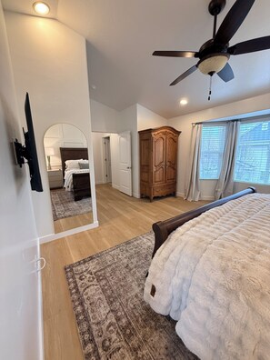 5 bedrooms, desk, iron/ironing board, travel cot - Beautiful and Clean Sandy Home close to Trax Station (Sandy)