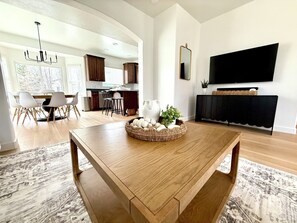 Dining - Beautiful and Clean Sandy Home close to Trax Station (Sandy)