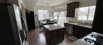 Beautiful and Clean Sandy Home close to Trax Station