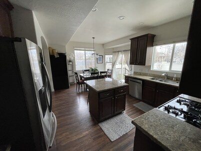 Beautiful and Clean Sandy Home close to Trax Station