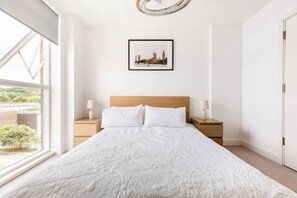 2 soverom, skrivebord, strykejern/-brett og wi-fi
