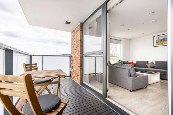 Outdoor dining - Stylish & Comfortable Top-Floor Flat in Harrow (South Harrow)