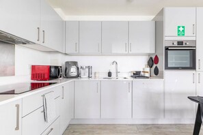 Fridge, microwave, oven, stovetop - Stylish & Comfortable Top-Floor Flat in Harrow (South Harrow)