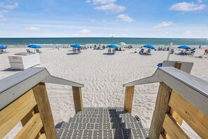 På stranden