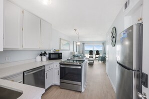 冷蔵庫、電子レンジ、オーブン、コンロ