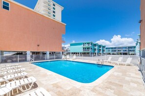 Pool - Ocean View Beachfront Heated Pool + Free Parking, Enjoy dolphin on balcony (Gulf Shores)