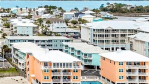 Et hotel ved stranden med flere etagers bygninger, en swimmingpool og direkte adgang til stranden.