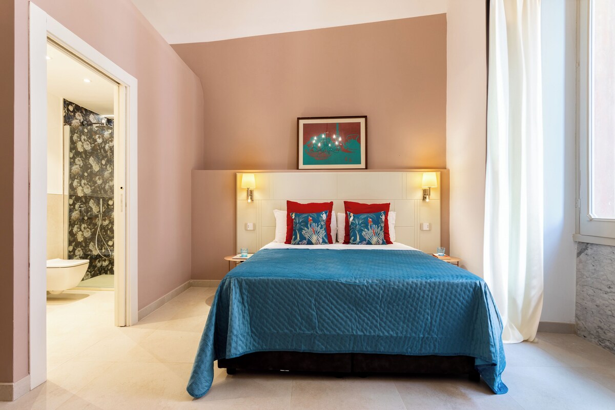 Hypo-allergenic bedding available, minibar (free items), desk