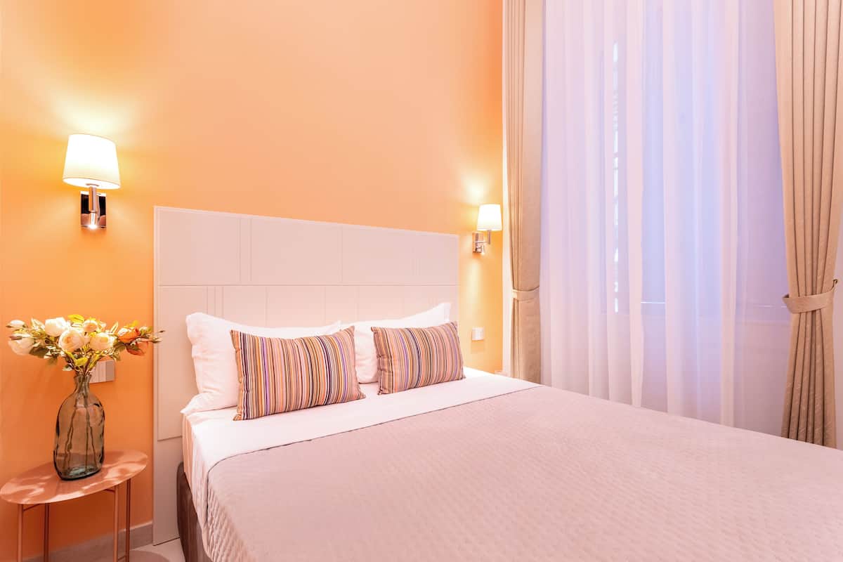 Comfort Room | Peralatan tempat tidur hipoalergenik, bar mini percuma, meja 