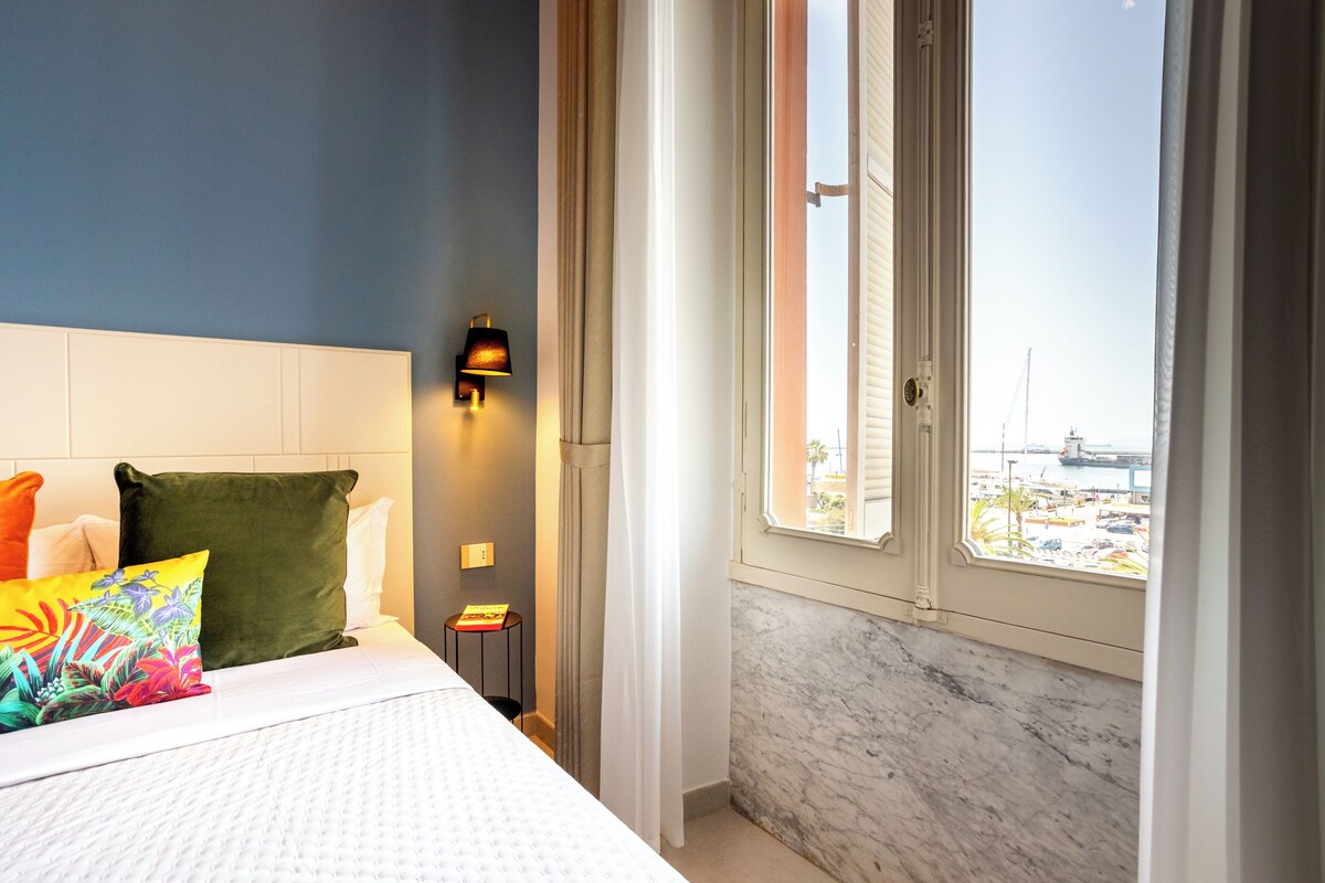 Panoramic Room | Hypo-allergenic bedding available, minibar (free items), desk