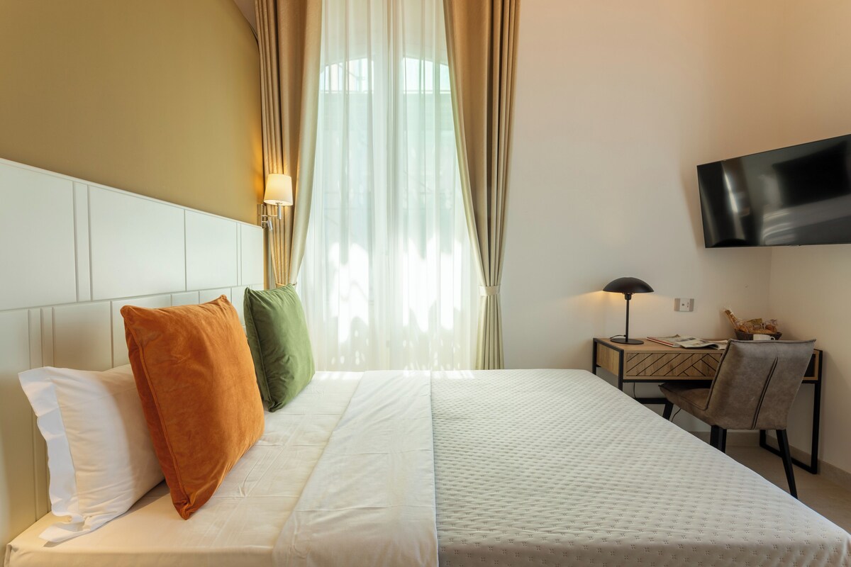 Exclusive Double Room, 1 Queen Bed, Terrace, Harbor View | Hypo-allergenic bedding available, minibar (free items), desk