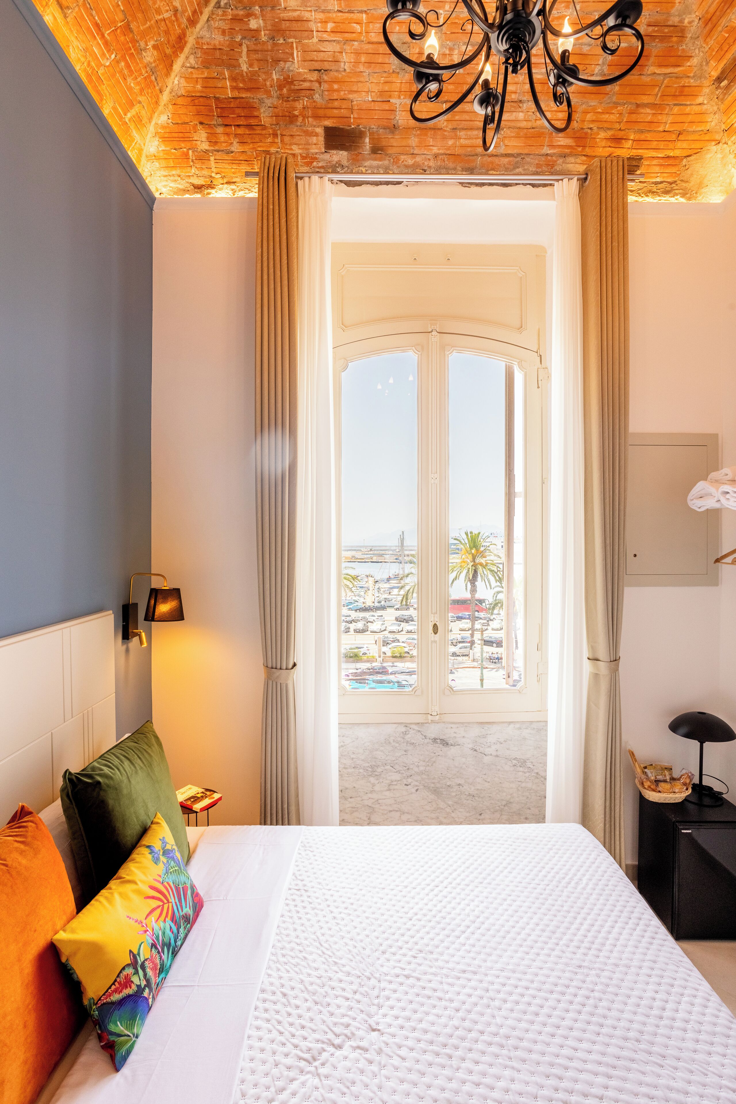 Phòng tiện nghi đơn giản | Bộ đồ giường kháng dị ứng, minibar với thức uống miễn phí, bàn 