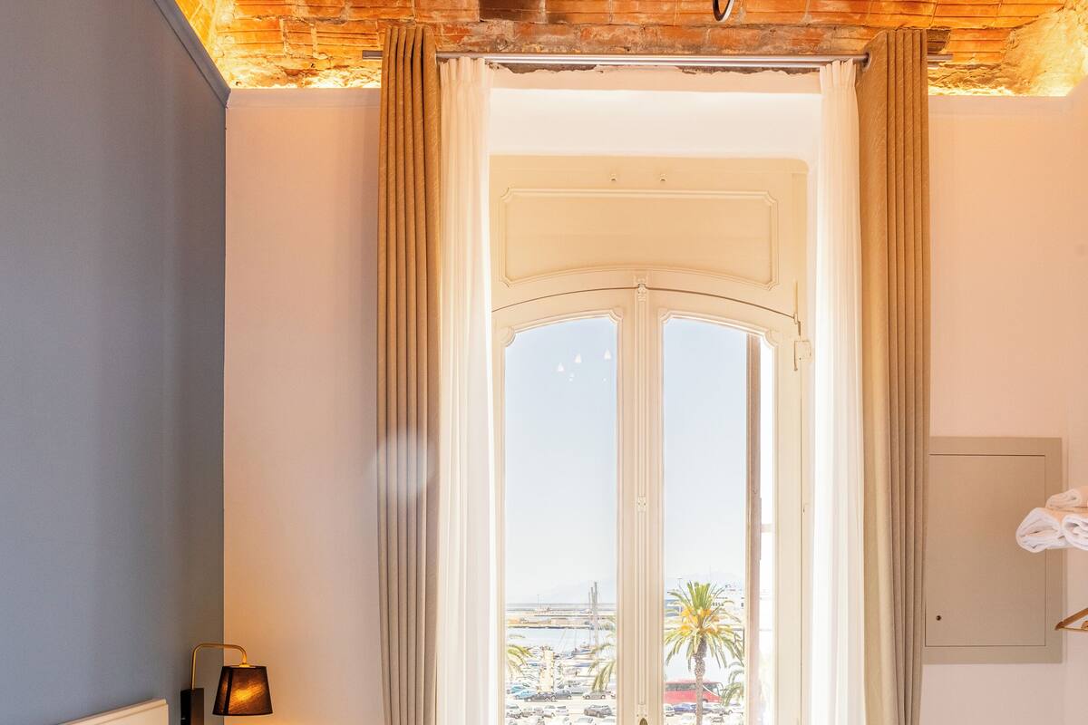 comfort room | hypo-allergenic bedding, free minibar, desk, laptop workspace