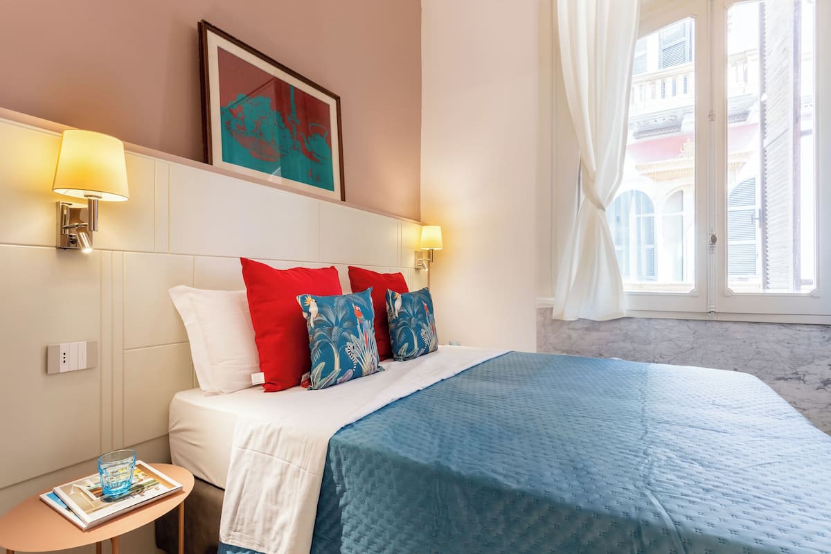 家庭三人房 | 防过敏的被褥、迷你吧(备有免费物品)、办公桌、笔记本电脑工作区