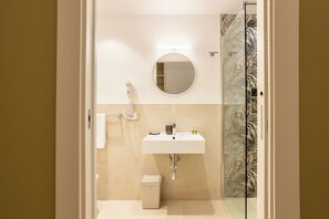 Habitación Confort | Baño | Ducha y cabezal de ducha tipo lluvia