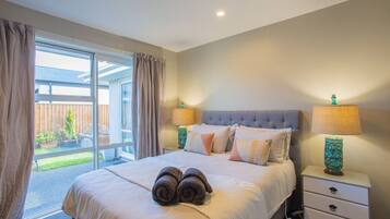 4 chambres, bureau, fer et planche Ă  repasser, lit parapluie