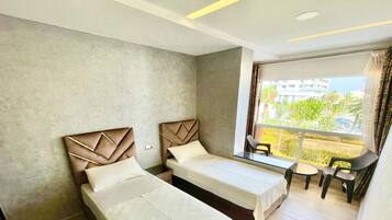 2 dormitorios, tabla de planchar con plancha, cuna de viaje