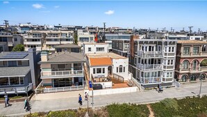 Un quartier résidentiel avec des immeubles à plusieurs étages, des balcons et un ciel dégagé.