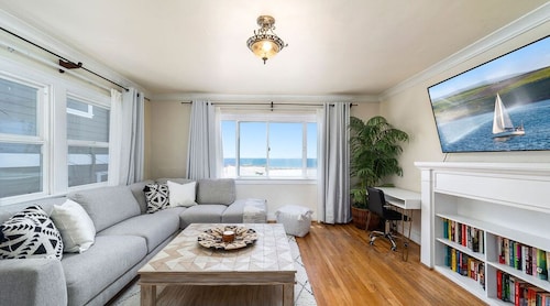 Beach Pad on The Strand Steps to the Pier