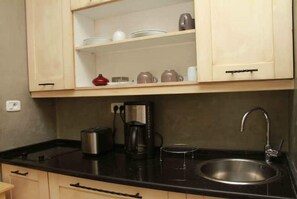 Kühlschrank, Mikrowelle, Herdplatte, Wasserkocher mit Kaffee-/Teezubehör