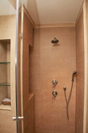 Dusche, Haartrockner, Handtücher, Seife