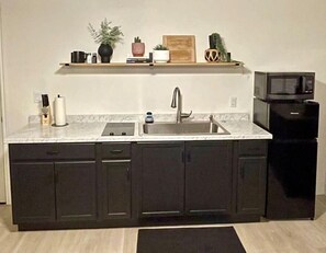 Fridge, microwave, stovetop, coffee/tea maker - Cozy Adventure Casita (St. George)