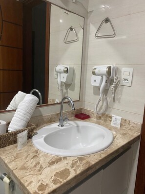 Apartment | Bathroom | Towels - Aconchegante Apartamento na Prainha (Arraial do Cabo)