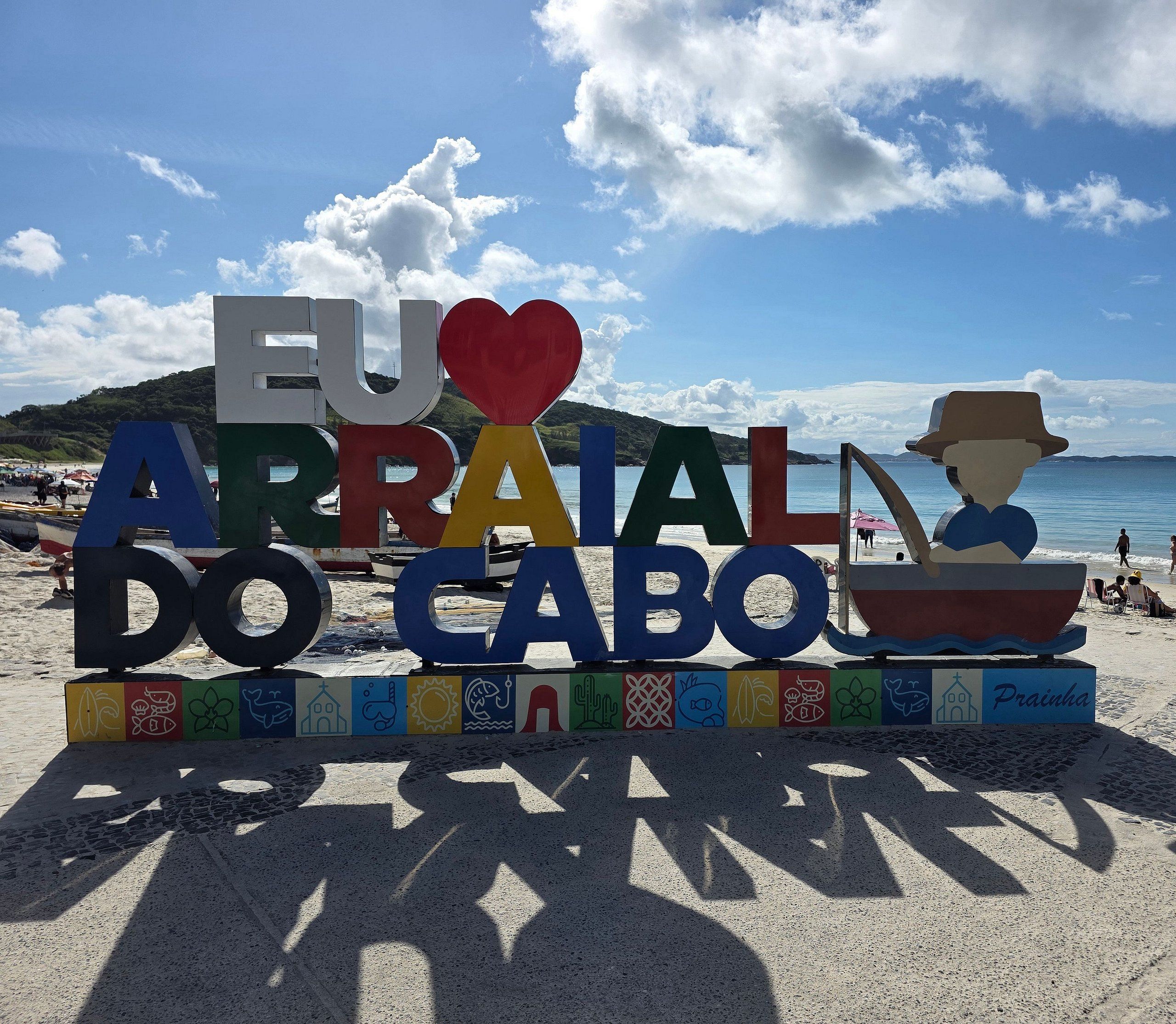 Un letrero de playa con la inscripción 'EU AR RAIA DO CABO' y varios símbolos.
