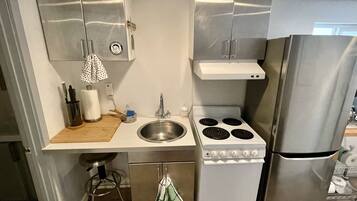 Fridge, oven, stovetop, coffee/tea maker