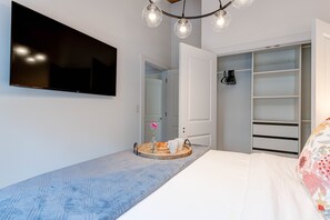 2 habitaciones, tabla de planchar con plancha y cuna de viaje