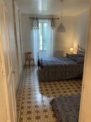 2 chambres, fer et planche à repasser, Wi-Fi, draps fournis