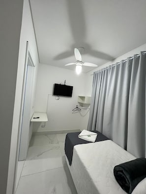 Single Room | Soundproofing, free WiFi, bed sheets - Hotel Lara 10 Curitiba (Curitiba)