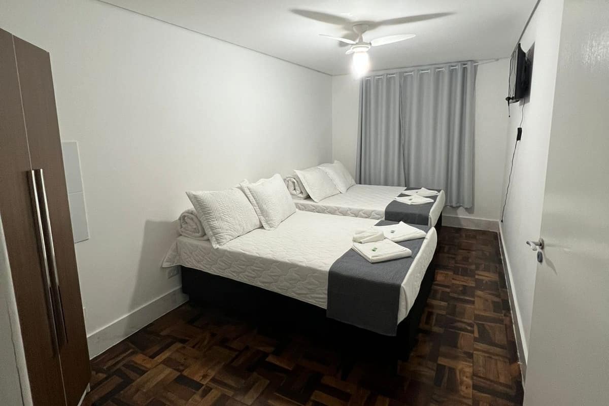 Quarto família, várias camas | Wi-Fi de cortesia, roupa de cama