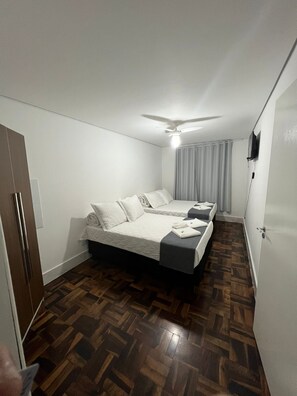 Family Room, Multiple Beds | Soundproofing, free WiFi, bed sheets - Hotel Lara 10 Curitiba (Curitiba)
