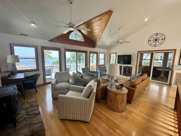 Smart TV, lareira, mesa de pingue-pongue, livros