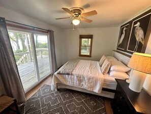 4 bedrooms, desk, iron/ironing board, WiFi - Scout's Harbour Family Bayhouse! (Kill Devil Hills)