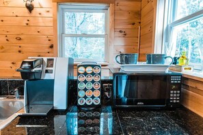 Wasserkocher mit Kaffee-/Teezubehör, Kühlschrank, Mikrowelle, Herdplatte