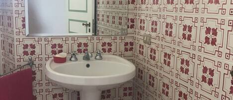 Doccia, bidet, asciugamani, sapone