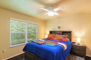 3 bedrooms, iron/ironing board, WiFi, bed sheets - Gator Nation! Have it all here. (Gainesville)