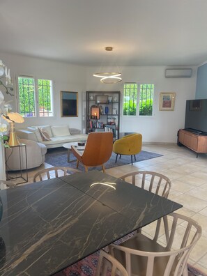 Téléviseur connecté, foyer, table de ping-pong, livres