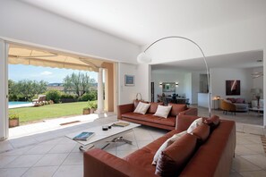 Smart TV, fireplace, table tennis, books