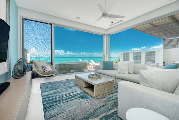 Beachfront Villa Eos | Area soggiorno | TV a schermo piatto 32 pollici con canali premium