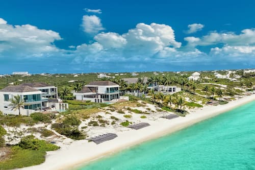 Plage privée, sable blanc, chaises longues, serviettes de plage
