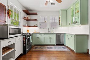 Kühlschrank, Mikrowelle, Ofen, Herdplatte