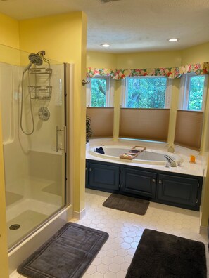 Shower, jetted bath, hair dryer, towels - French Tudor in Quiet Aiken County (Aiken)