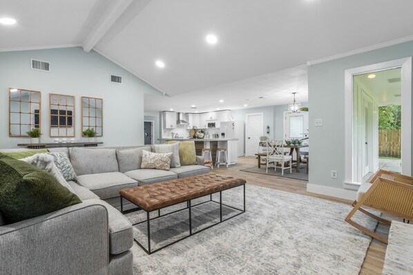 Smart TV, fireplace, stereo