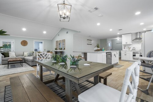 Maison Blanc - 5Bd Close to Everything in Downtown Bay St. Louis!