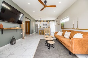 슈피리어 아파트, 침실 2개, 수영장 전망, 풀사이드 | 거실 공간 | 디지털 채널 시청이 가능한 65인치 평면 TV, TV, 넷플릭스