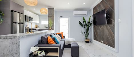 Appartement Premier, 1 grand lit, non-fumeur, vue sur la piscine | Aire de séjour | Téléviseur à écran plat, Netflix, Hulu, haut-parleurs intelligents